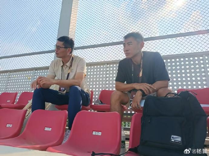 记者：邵佳一、于汉超观看U17国足vs毕尔巴鄂竞技U17