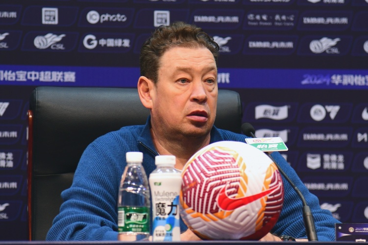 记者：斯卢茨基今早乘机返回莫斯科，于汉超等人送行
